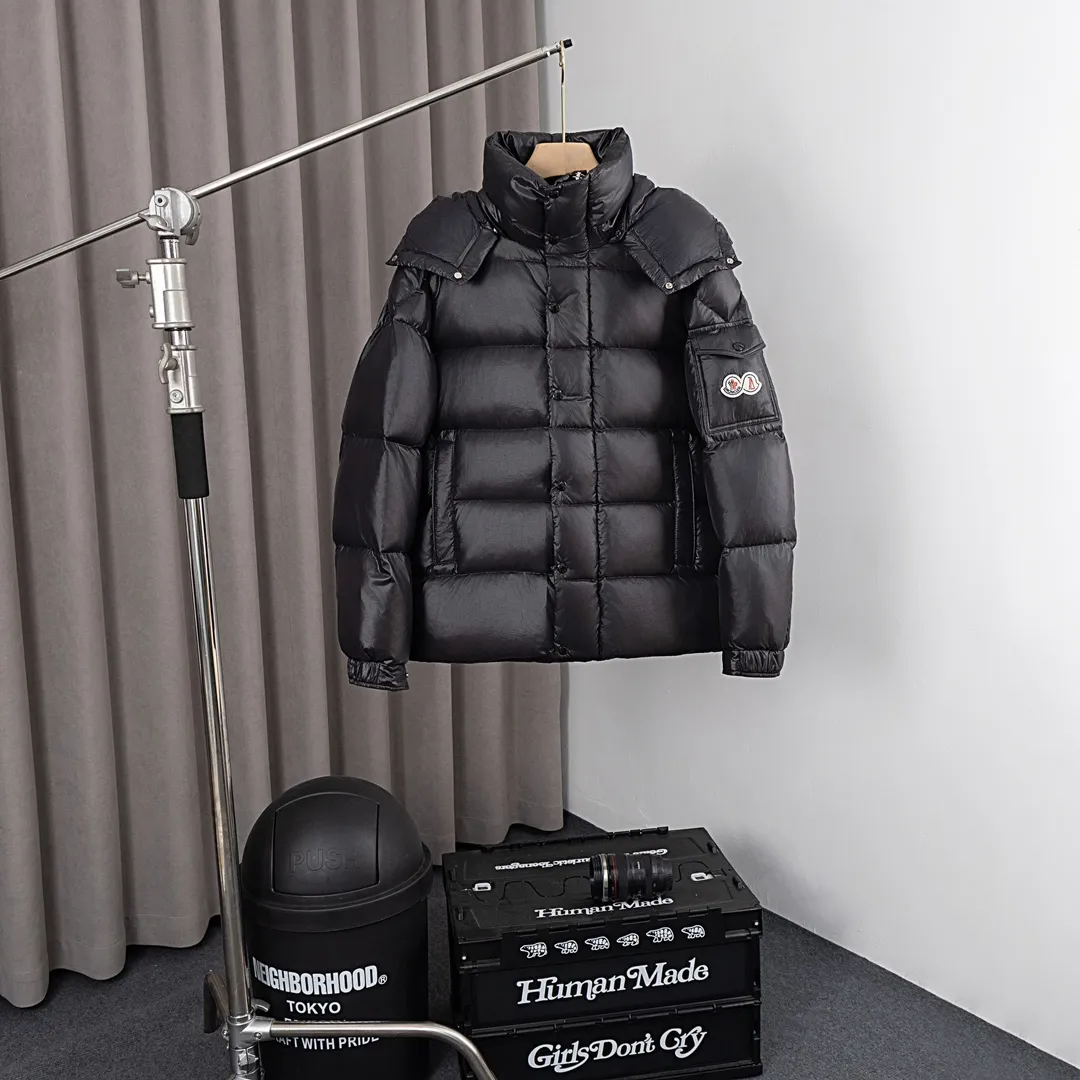 P390 Moncler/ 2026 70 、 。 DNA ， ， 。 Classic ， 、 。 Classic 70 。 Quality， 90 ，Premium Quality ， ，Black ！ Sizes M-3XL